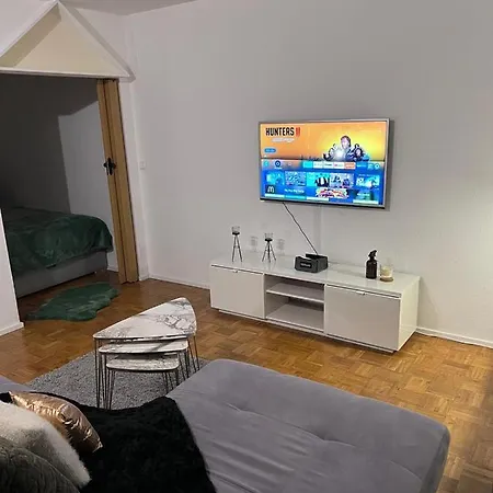 Zentral Gelegenes - Dsl, Kueche, Balkon, Parkplatz Apartmán *